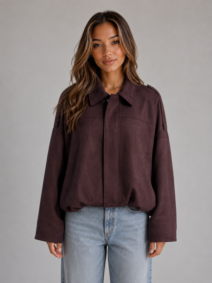 Burgundowa damska kurtka bomber oversize, zamszowa, z kołnierzem. Elegancka i modna.