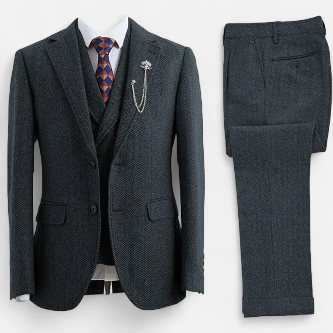 Granatowy męski garnitur trzyczęściowy w jodełkę. Slim fit, z dwurzędową kamizelką. Idealny na formalne okazje.