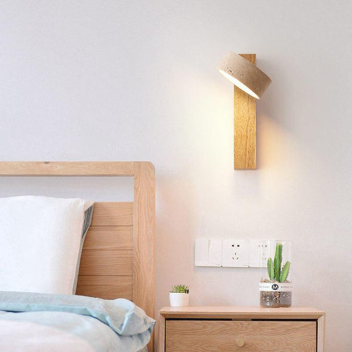 Designerska lampa ścienna LED, trawertyn i drewno, obrotowa, do nowoczesnego wnętrza salonu.