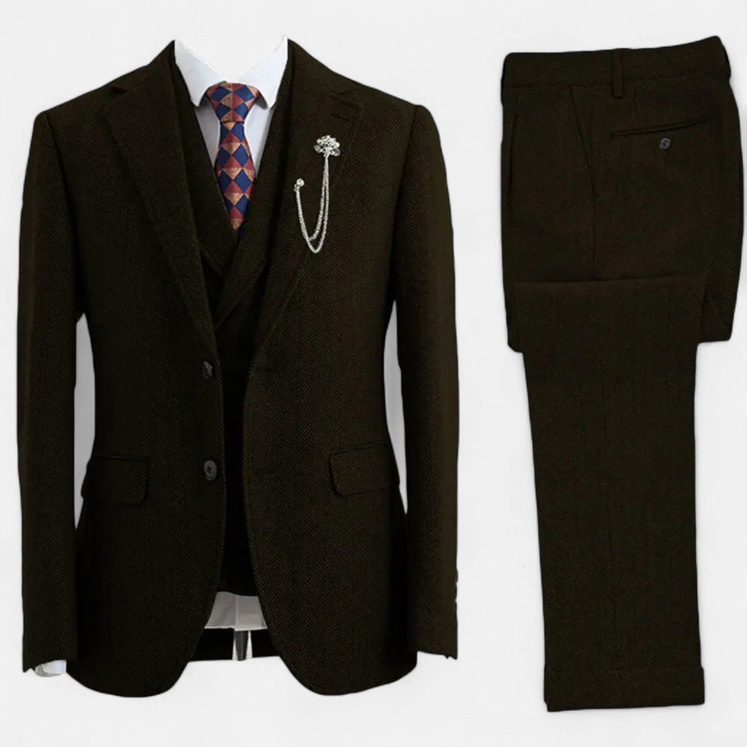 Brązowy męski garnitur trzyczęściowy slim fit w jodełkę. Idealny garnitur biznesowy lub na specjalne okazje.