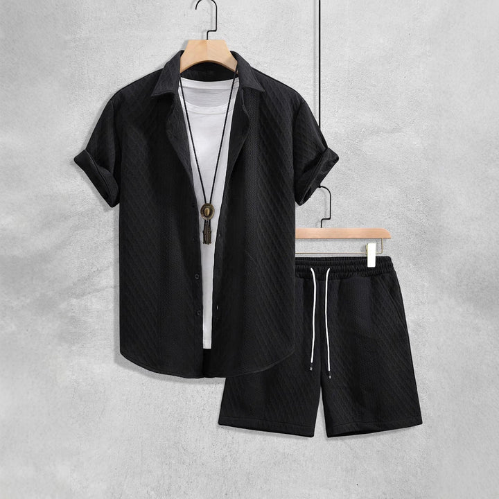 Komfortowy męski komplet na lato: koszula camp collar i szorty waflowe. Idealny strój casual, moda męska.