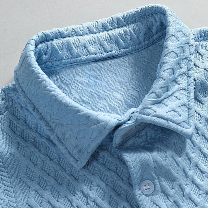 Modny męski dwuczęściowy komplet: koszula camp collar i szorty waflowe. Stylowe ubrania męskie na lato.