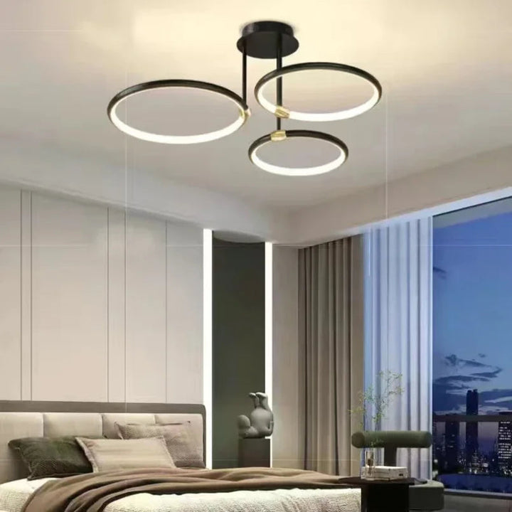 Designerski żyrandol LED, złoty geometryczny wzór. Energooszczędna lampa sufitowa do nowoczesnego salonu.