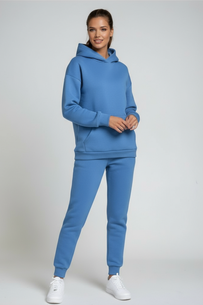 Kobieta w sportowym komplecie dresowym: bluza z kapturem i joggery. Idealny do aktywności.