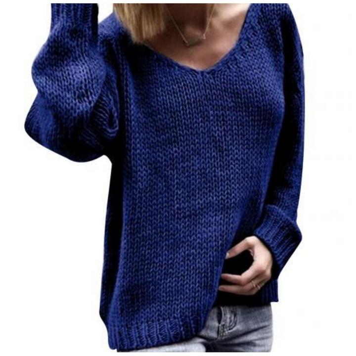 Modny dziergany sweter damski z dekoltem w serek. Luźny krój, idealny na codzienne stylizacje i komfort.