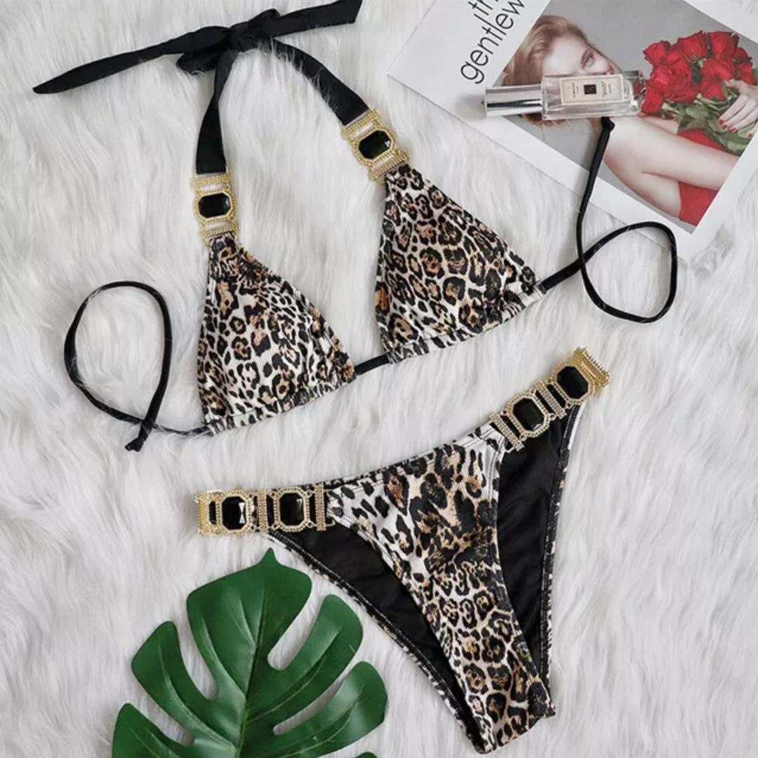 Eleganckie bikini dwuczęściowe z ozdobnymi elementami, do opalania.