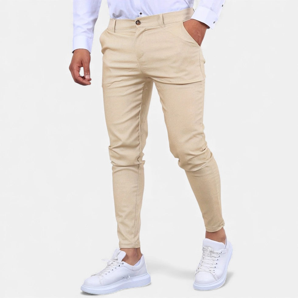 Męskie chinosy smart casual. Eleganckie, elastyczne spodnie do pracy i na lato. Wygodny i modny męski styl.