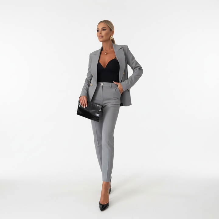 Nowoczesny dwuczęściowy garnitur damski Ariana. Spodnie slim-fit, elegancki żakiet.
