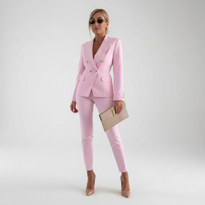 Komplet damski Ariana z żakietem i spodniami slim-fit. Stylizacje eleganckie, strój formalny.