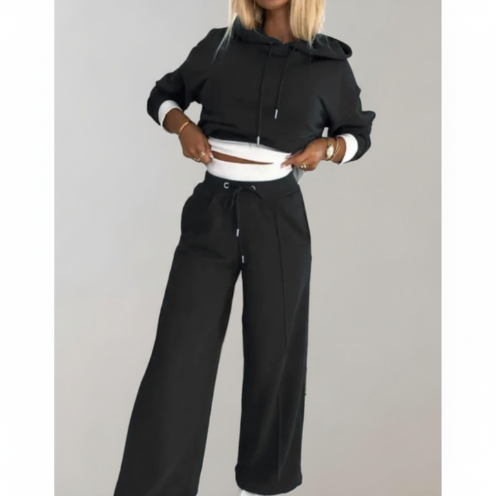 Modny damski komplet loungewear Kaitlyn: wygodny pulower z kapturem i szerokie spodnie.