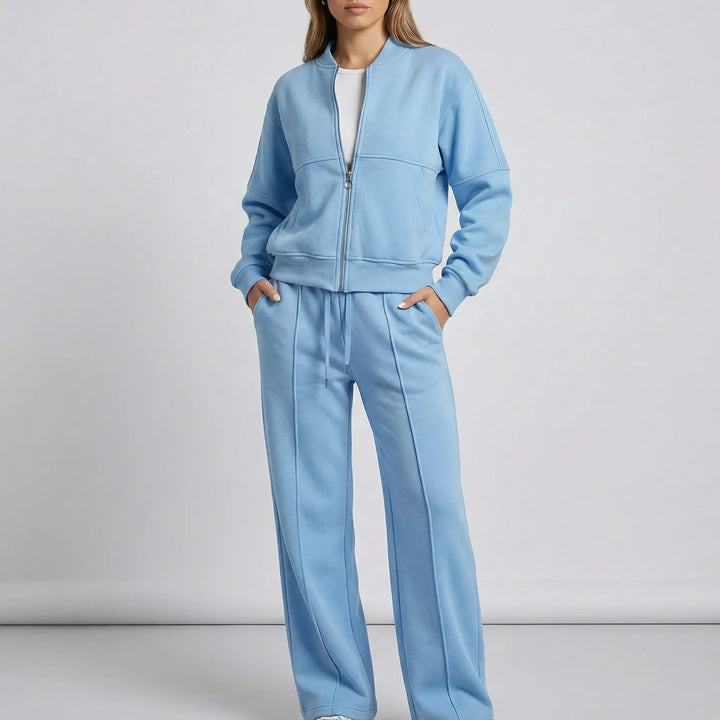 Damski zestaw casual: bluza z suwakiem i dopasowane spodnie. Idealny na codzienny styl i relaks.