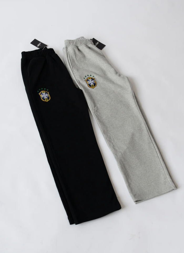 Elegancki dres męski do biegania lub relaksu. Zestaw treningowy: bluza z kapturem i spodnie dresowe.