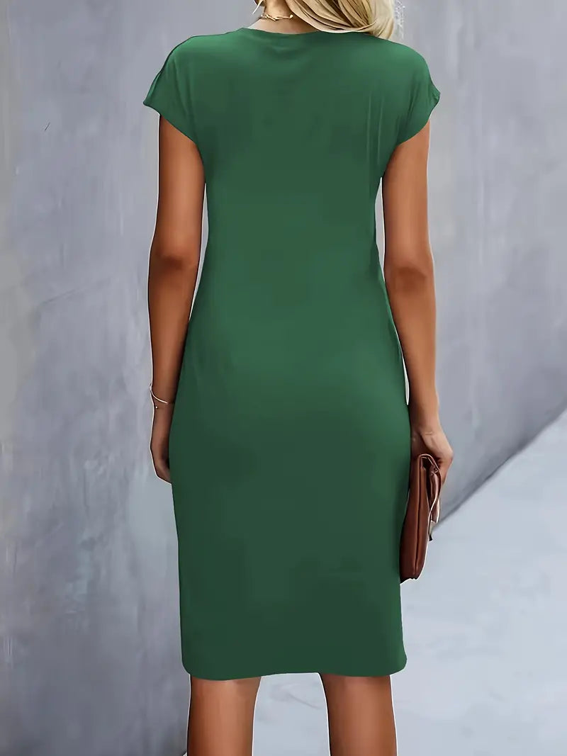 Elegancka wieczorowa sukienka midi bodycon z marszczeniem i krótkim rękawem. Klasyczny wybór.