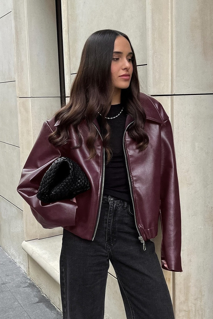 Ramoneska damska krótka, modna kurtka w kolorze burgundowym. Ubranie damskie do casualowych looków.