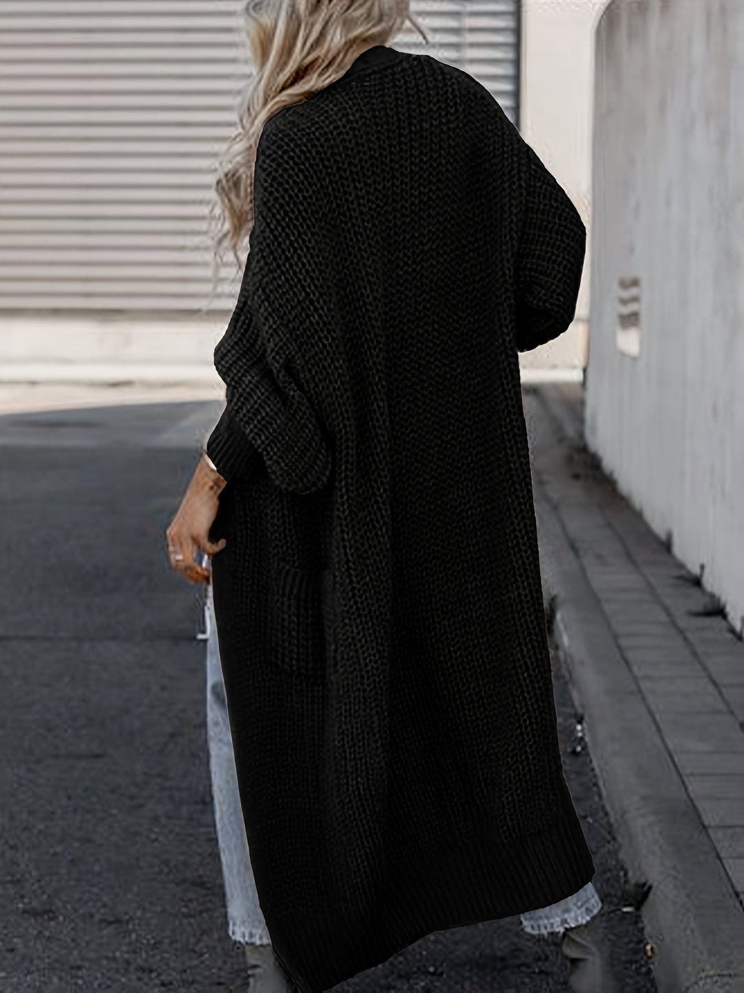 Komfortowy damski kardigan maxi z kieszeniami, miękki materiał, styl casual, idealna narzutka.