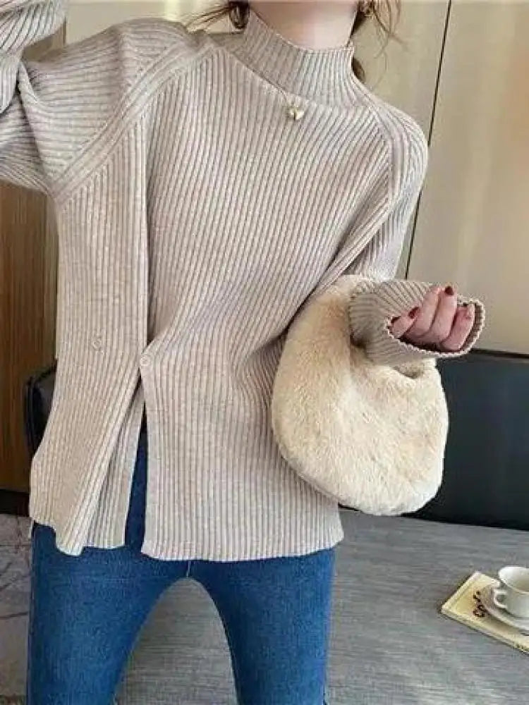 Modny sweter golf damski, dopasowany krój, z ozdobnym rozcięciem. Elegancki na jesień/zimę.