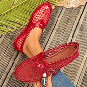 Modne damskie buty Mary Jane z siateczką, idealne do wiosennych stylizacji na miasto.