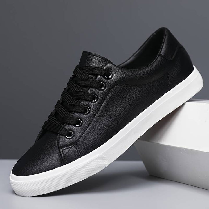 Tył męskich sneakersów Oliwier. Minimalistyczny design, komfortowe buty casualowe dla każdego mężczyzny.