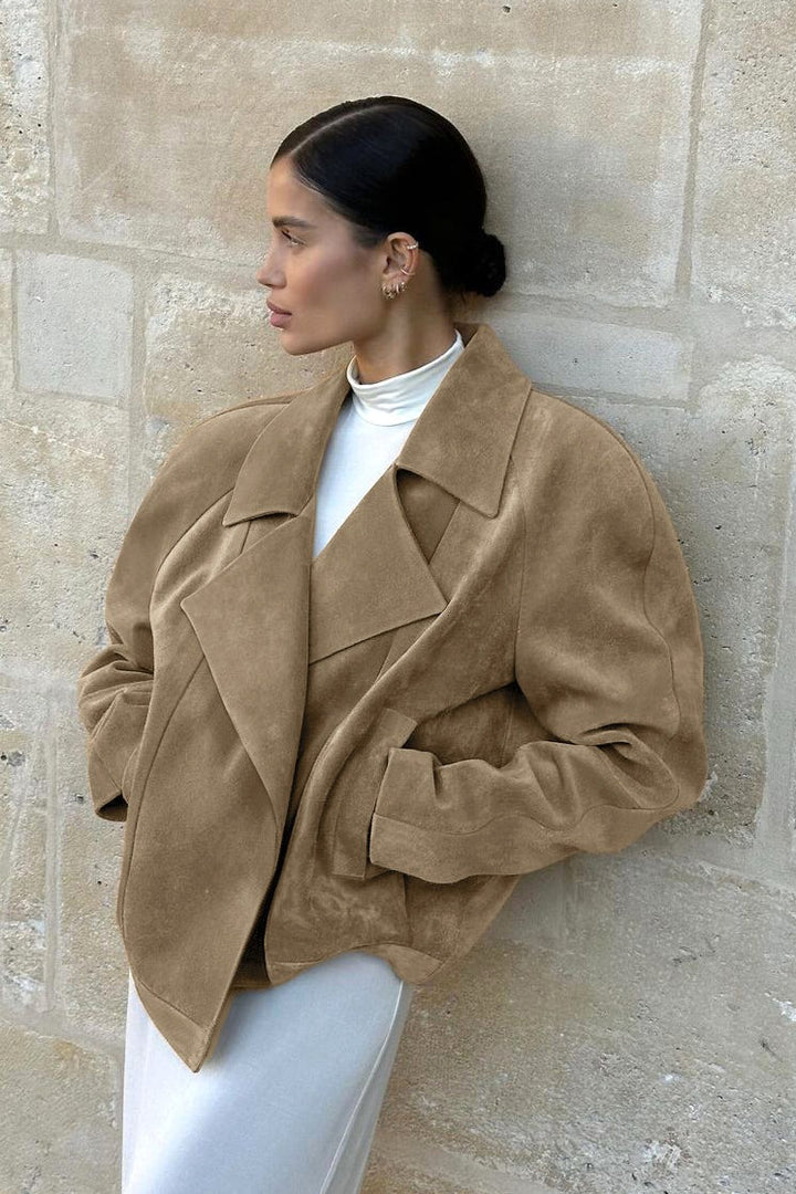 Khaki kurtka zamszowa damska vintage, luźny krój, doskonała do casualowych stylizacji miejskich.