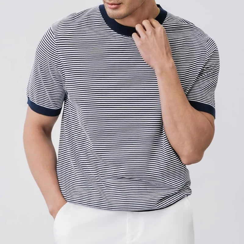 Prążkowana męska koszulka slim fit w granatowo-zielonym kolorze, komfortowa na co dzień. Krótki rękaw.