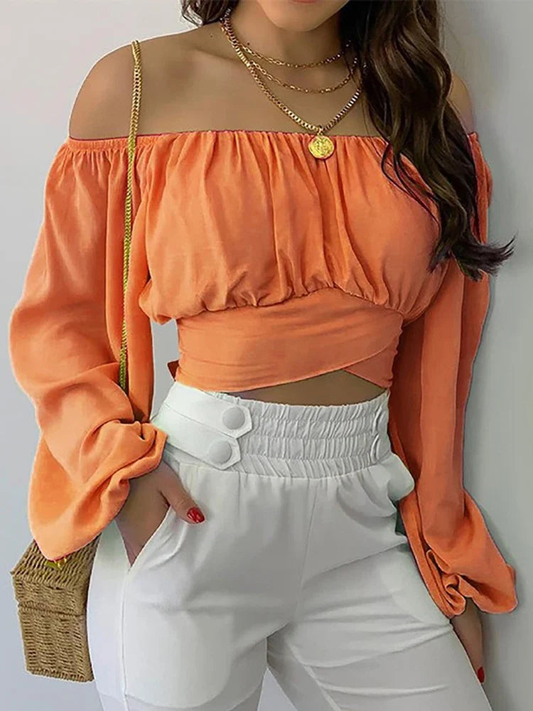 Krótki top damski boho z odkrytymi ramionami i efektownymi lampionowymi rękawami. Letnia bluzka casualowa na upały.