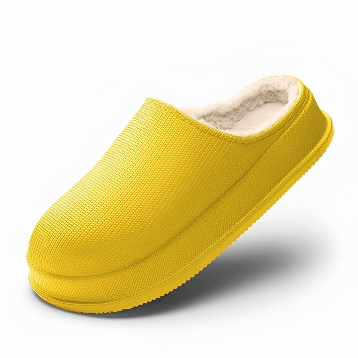 Miękkie kapcie damskie z prostym designem, idealne na domowy relaks i spacery po domu.