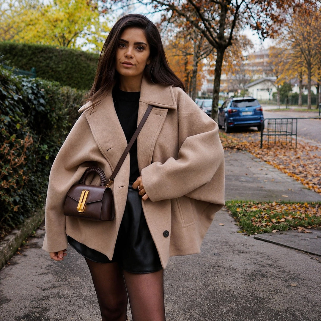 Damski beżowy płaszcz oversize dwurzędowy Elena. Elegancki i modny, idealny na jesień/zimę.