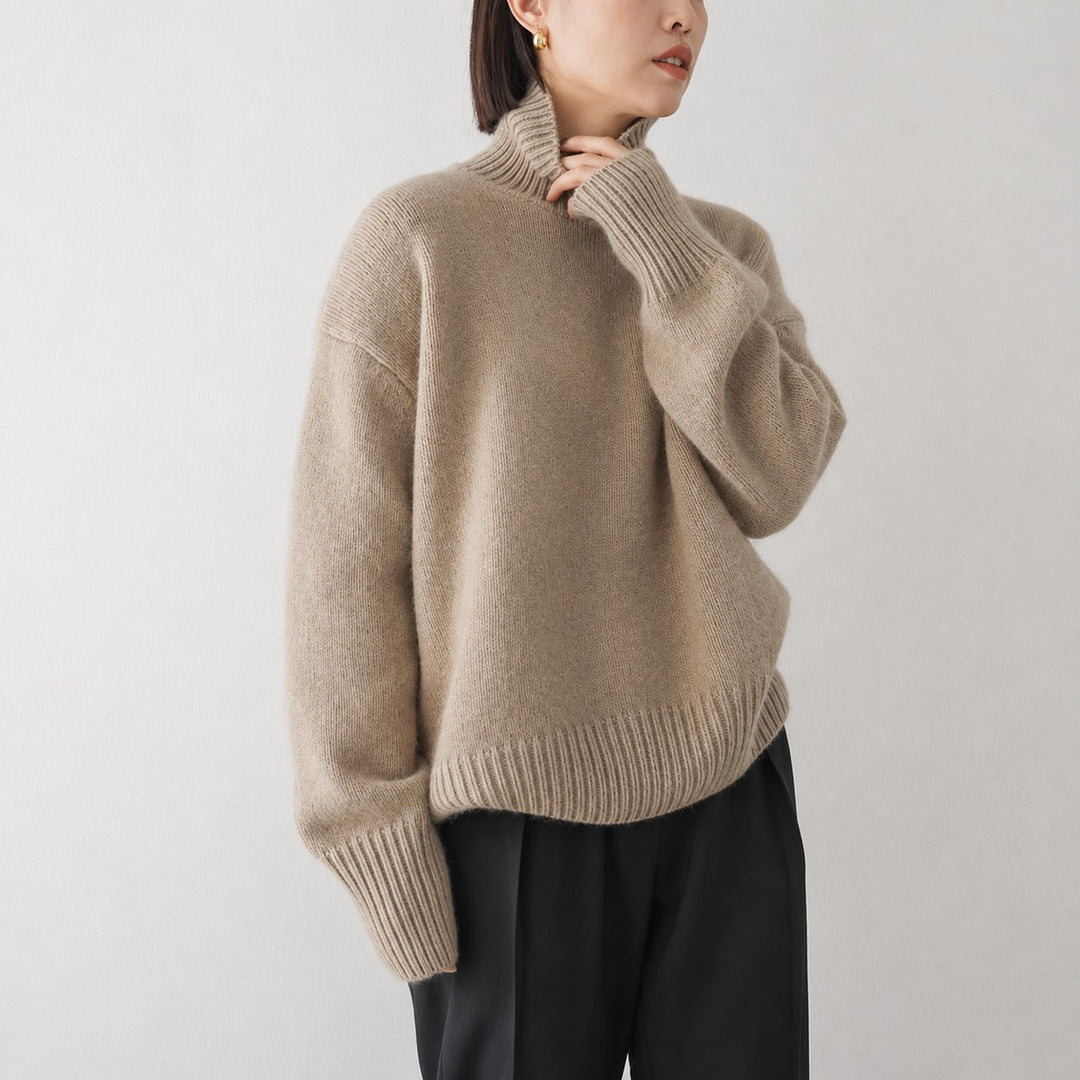 Casualowy damski sweter z golfem, oversize, idealny do codziennych stylizacji. Wygodny i stylowy na jesień.