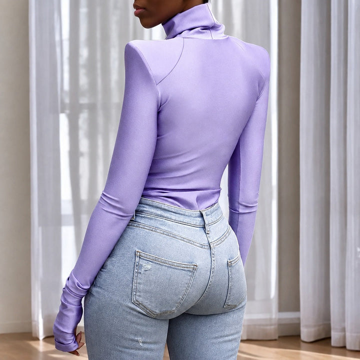 Modne body damskie z wysokim golfem i poduszkami na ramionach. Idealny top do eleganckich i codziennych stylizacji.