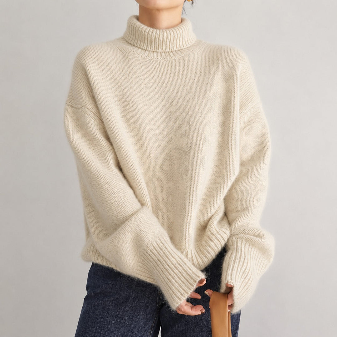 Damski luźny sweter z golfem w ciepłym kolorze, idealny na jesień i zimę. Elegancki i wygodny styl.