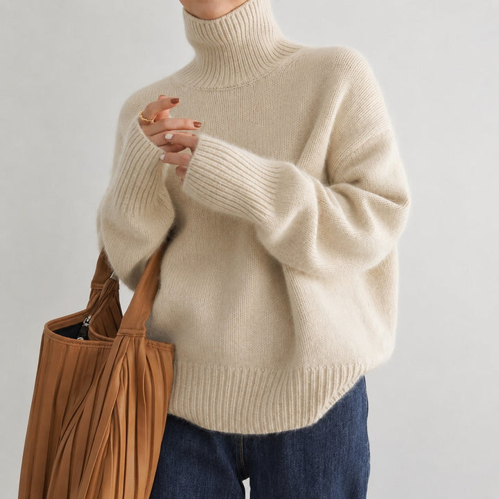 Elegancki damski sweter z golfem, luźny krój podkreślający modny look. Ciepły element garderoby na zimę.