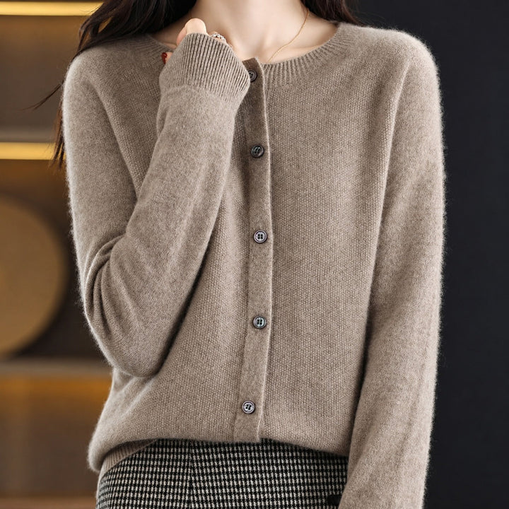 Modny i elegancki sweter damski z okrągłym dekoltem, idealny na wiele okazji. Trendy look.