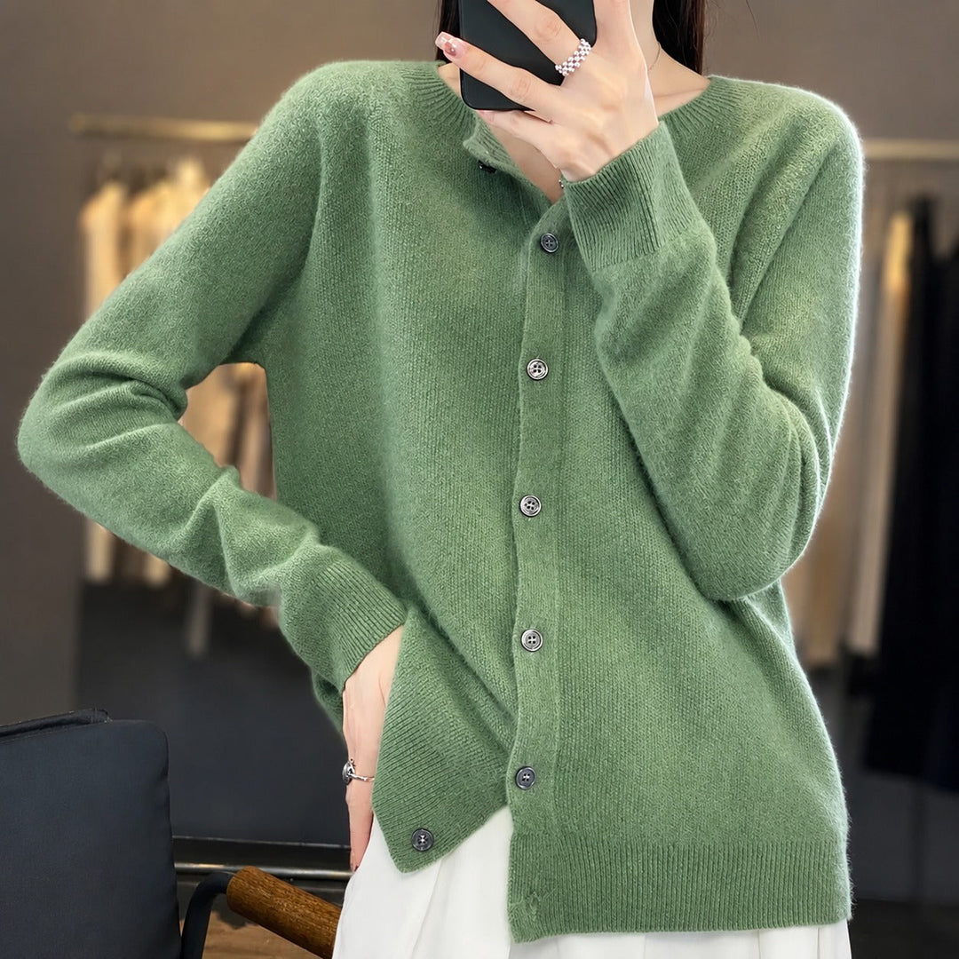 Stylowy sweter damski z okrągłym dekoltem, elegancka odzież damska do biura lub na spotkania.