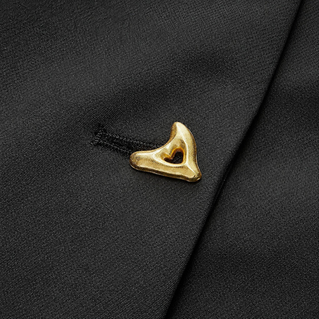 Elegancka bluzka damska z dekoltem w serek, zapięcie na guziki. Wygodna, do biura i na spotkania.