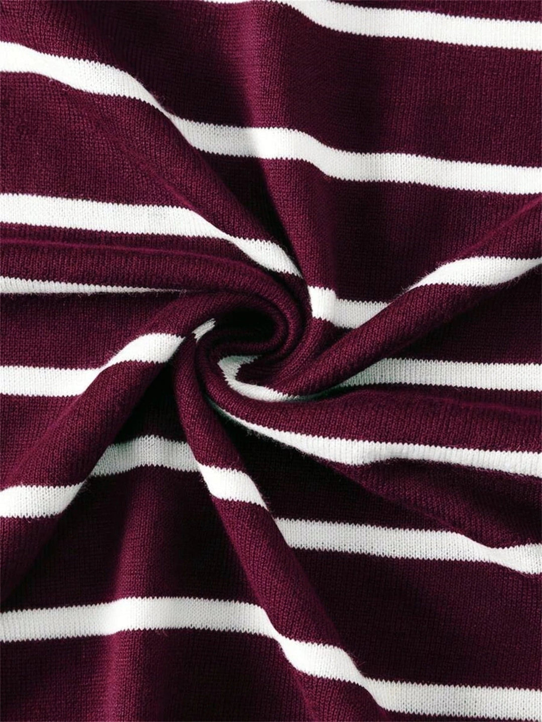 Komfortowy męski t-shirt w paski na wiosnę/lato. Okrągły dekolt i krótki rękaw zapewniają swobodę.