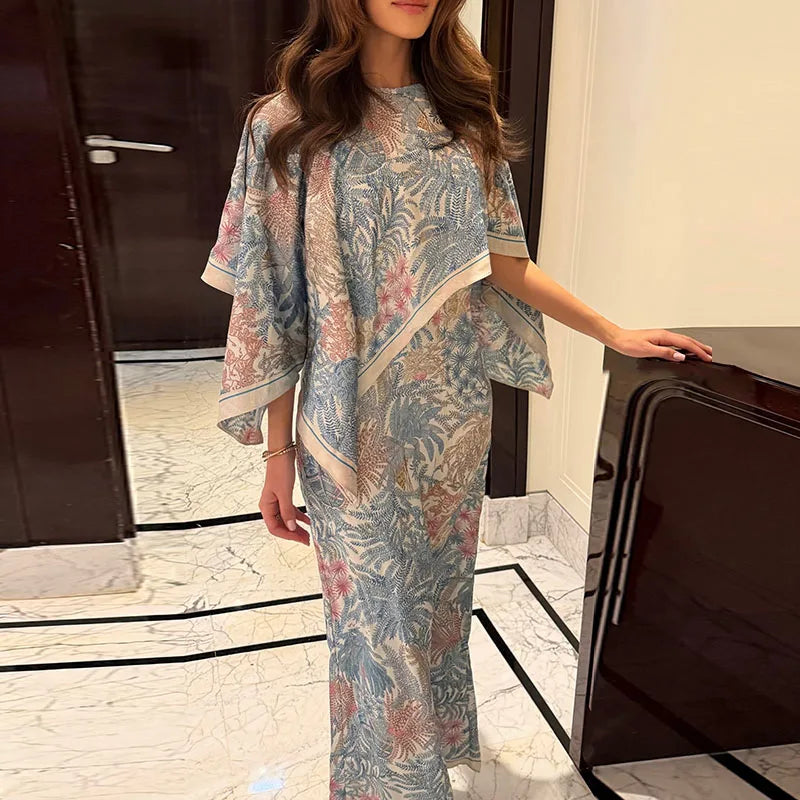 Damska sukienka maxi z kwiatowym wzorem. Dopasowana peleryna i szal. Elegancka kreacja bodycon, wieczorowa.
