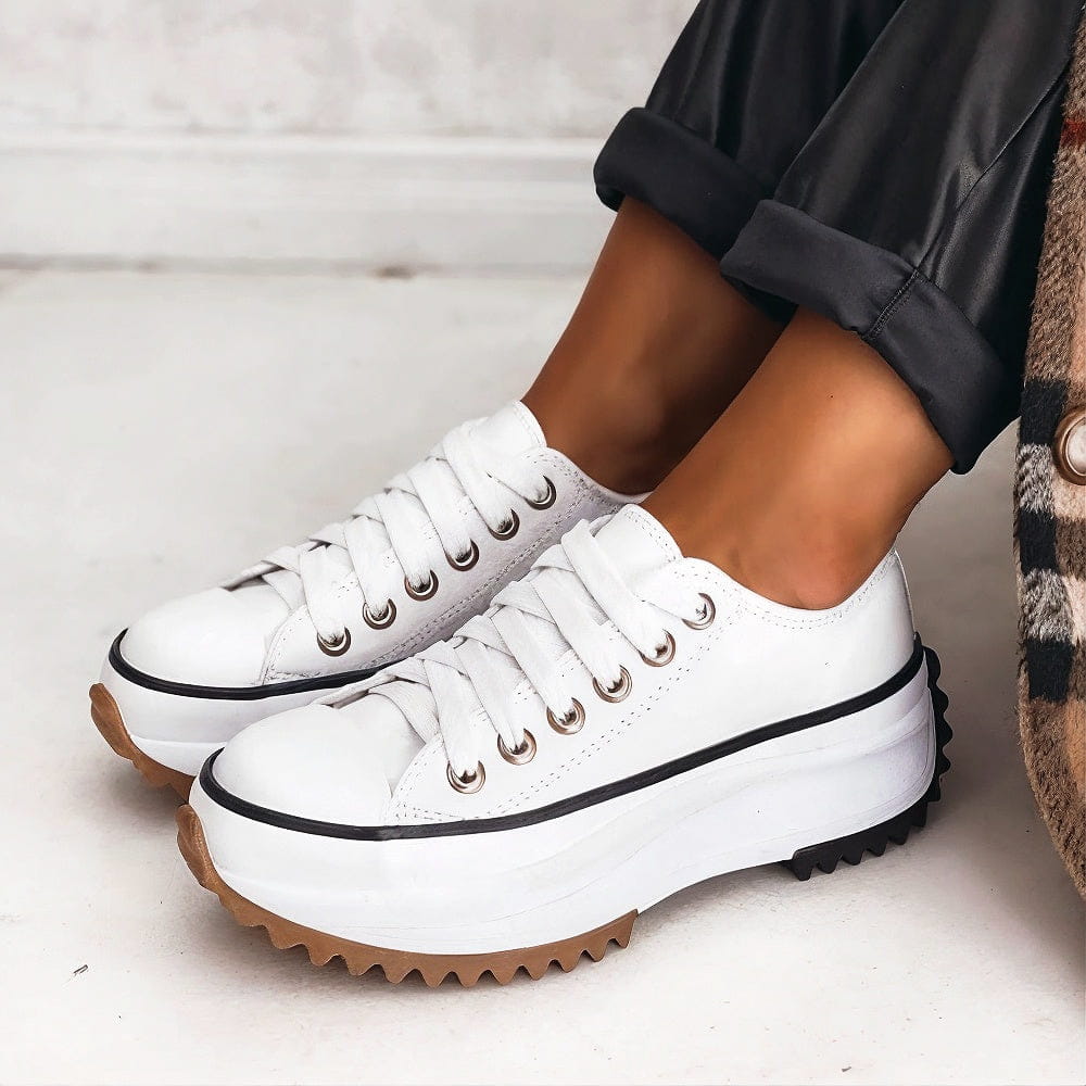 Zbliżenie na materiał damskich sneakersów Léonie, podkreślające ergonomiczną konstrukcję i wysoką jakość wykonania.