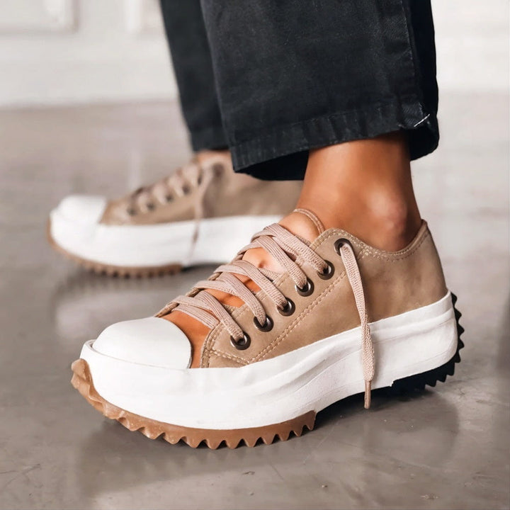 Nowoczesne damskie sneakersy Léonie, widok z boku. Obuwie sportowe z ergonomiczną podeszwą i amortyzacją.
