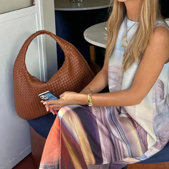 Duża pleciona torebka damska z wegańskiej skóry, elegancka i praktyczna na ramię.