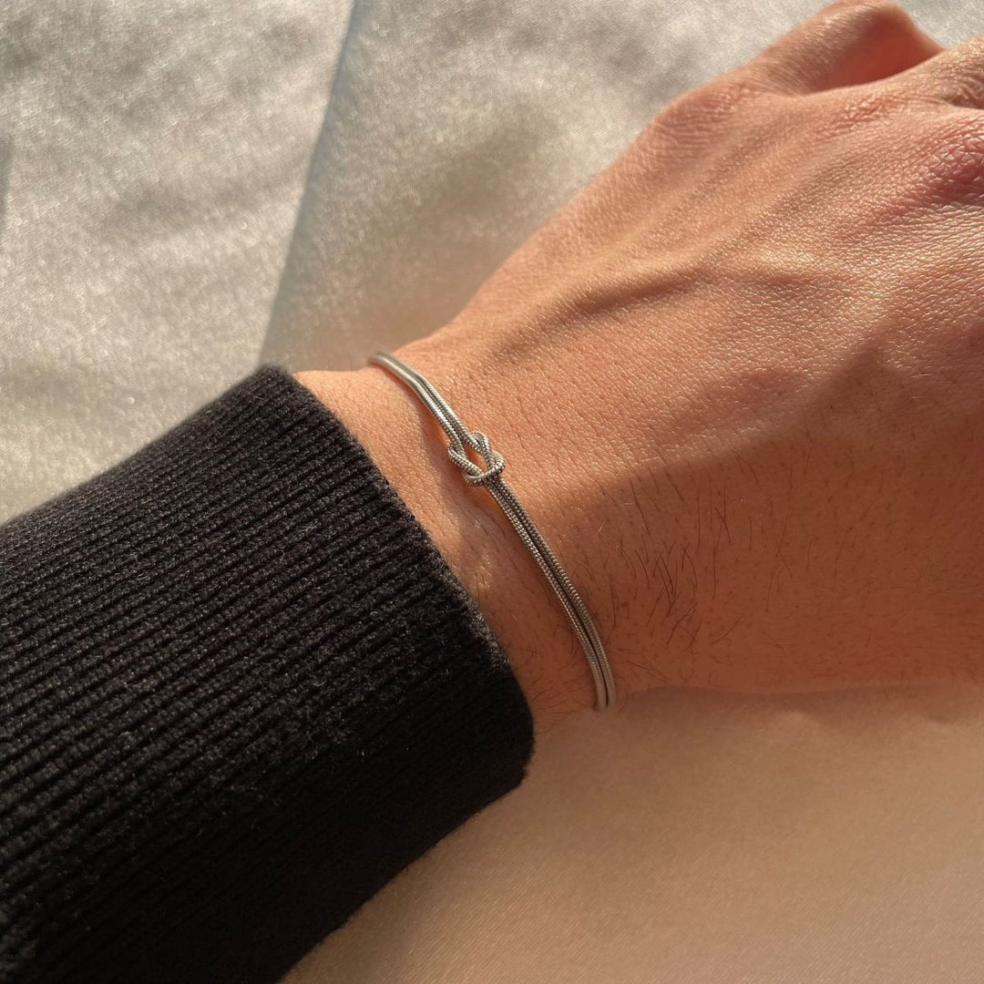 Lśniąca damska bransoletka z węzłem miłości, elegancki symbol więzi na nadgarstku.