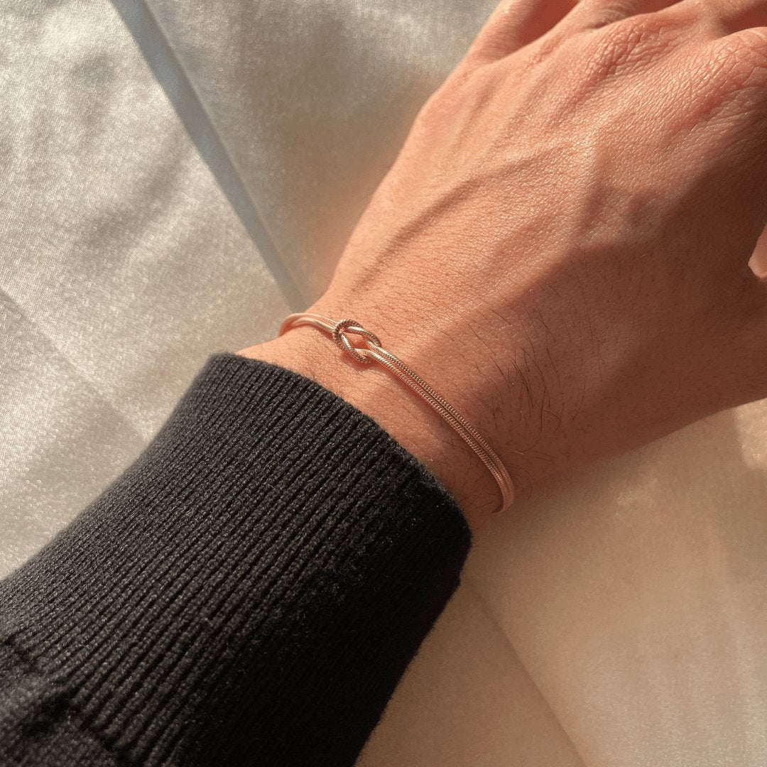 Minimalistyczna bransoletka damska z węzłem, elegancki dodatek do codziennych stylizacji.