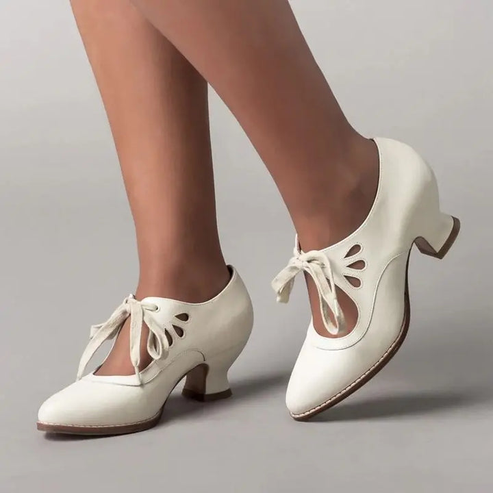 Szpilki damskie z ozdobną kokardą, moda vintage, obuwie w stylu dark academia.
