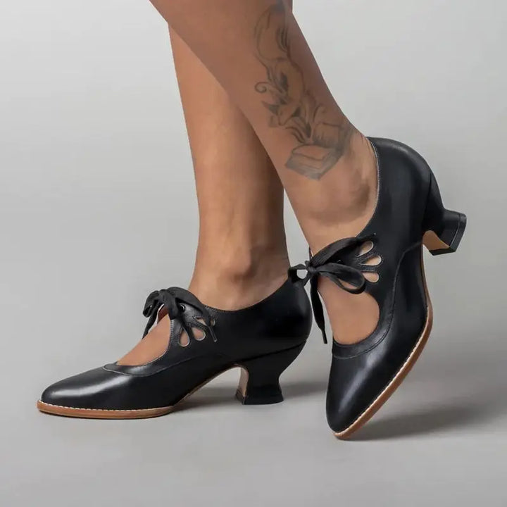 Damskie szpilki vintage z elegancką kokardą, idealne do stylu dark academia.