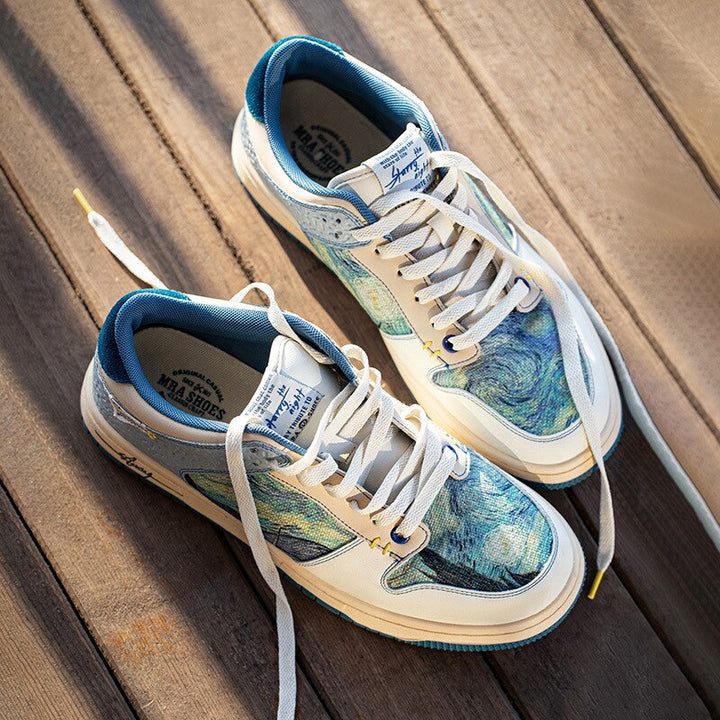 Artystyczne sneakersy Lior unisex, widok z boku, podkreślający design nocnego nieba i wygodną podeszwę.