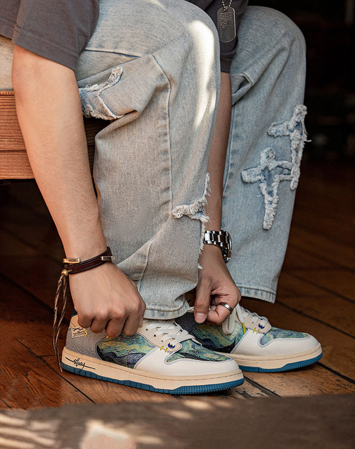 Sneakersy Lior unisex na nodze, prezentujące miejski styl i artystyczny wzór nocnych gwiazd.