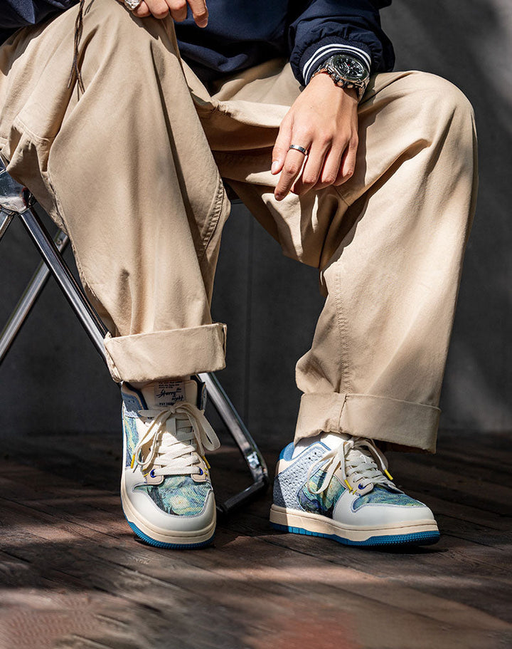 Para artystycznych sneakersów Lior unisex z wzorem nocnego nieba, idealna do codziennej, modnej stylizacji.