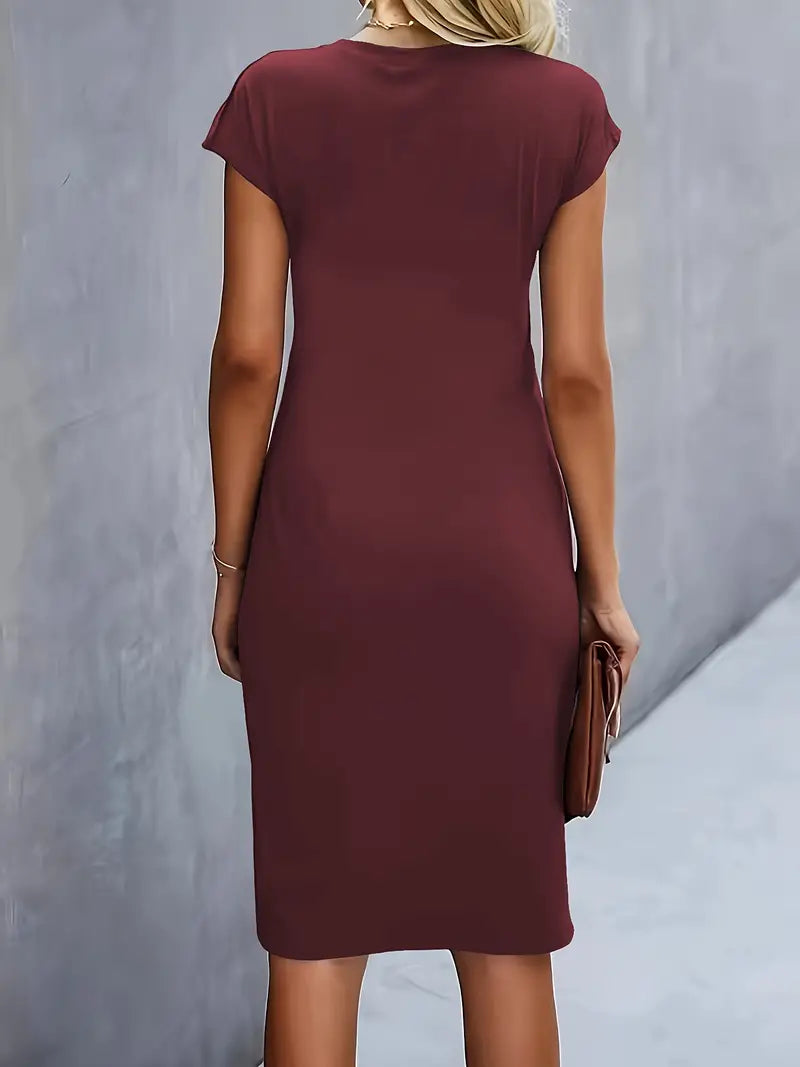 Dopasowana sukienka midi bodycon z marszczeniami. Krótki rękaw. Elegancki i modny fason.