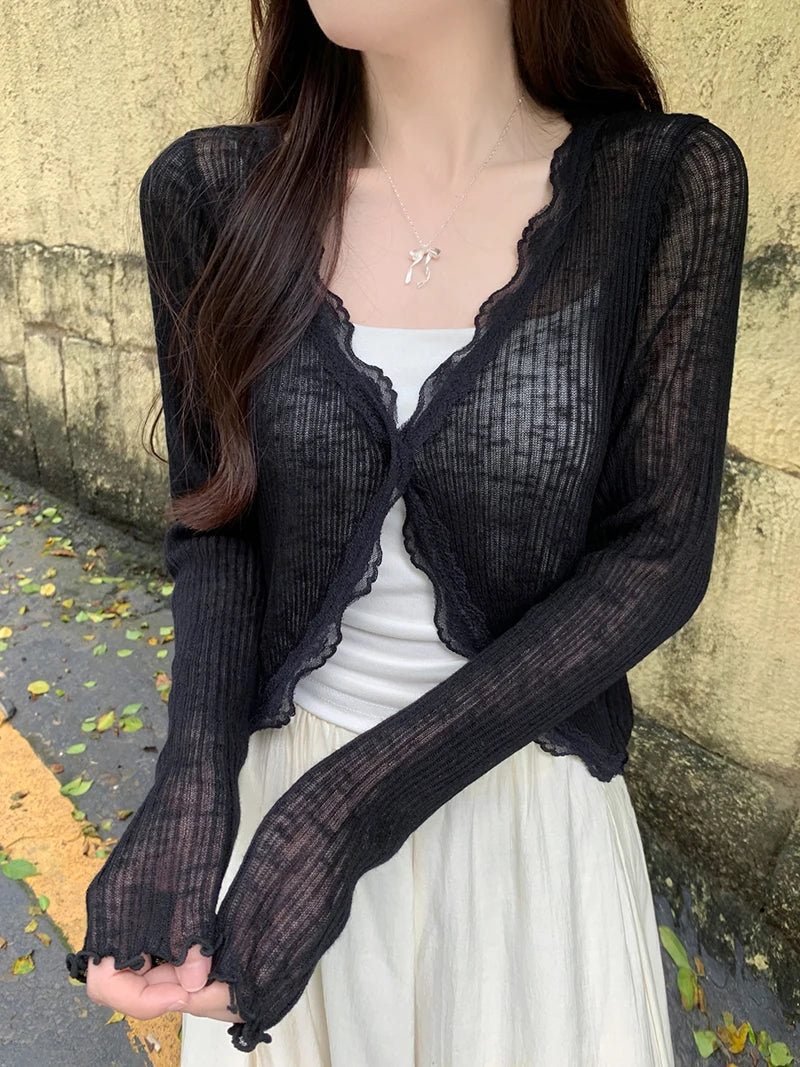 Elegancki damski top z koronką i guzikiem, w krótkim fasonie. Idealny na co dzień.