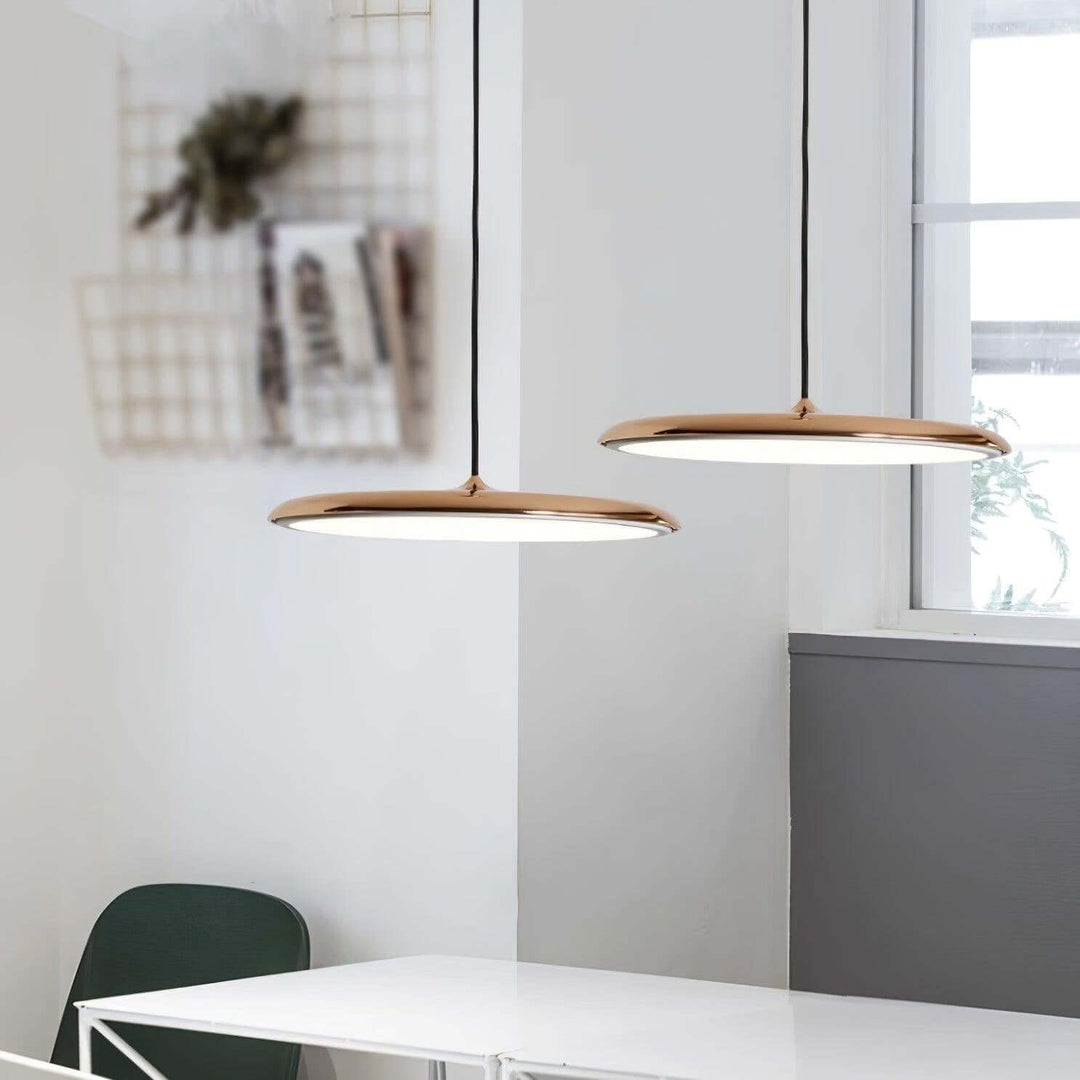 Metalowa lampa sufitowa LED. Stylowe oświetlenie wiszące, idealne do współczesnych aranżacji.