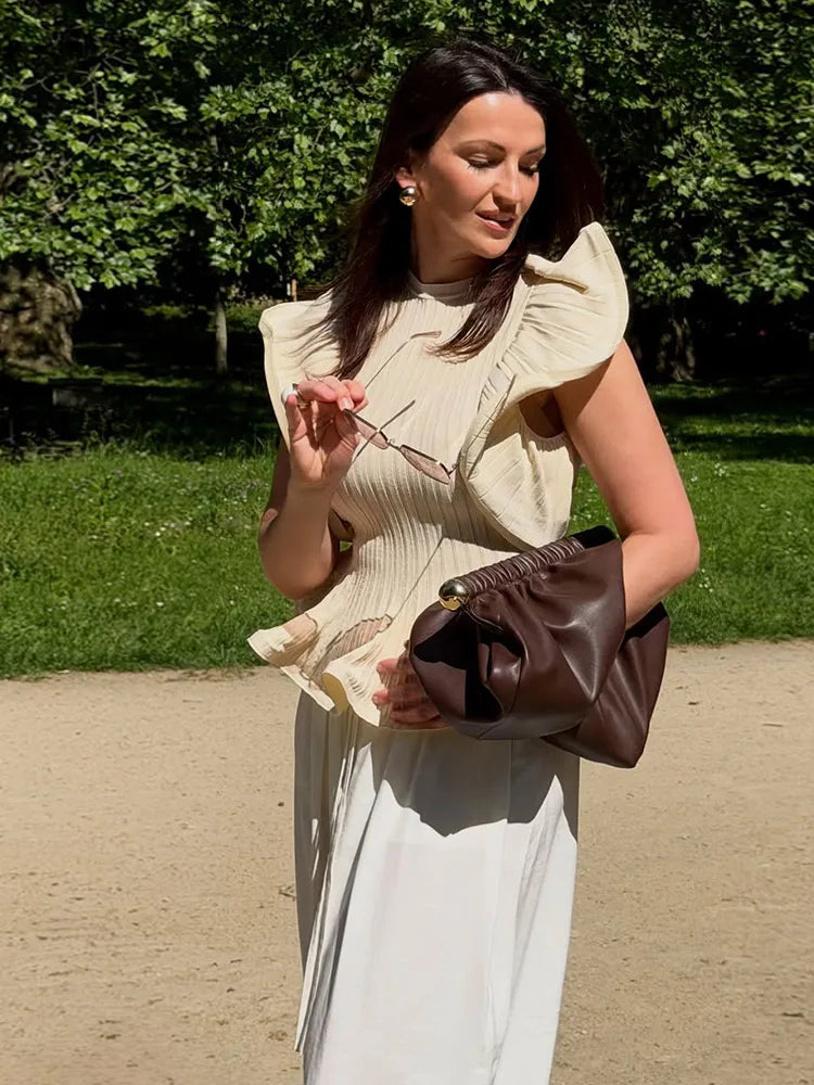 Lekka, oddychająca bluzka damska bez rękawów z falbaną, wygodna na wiosnę i lato, styl casual.